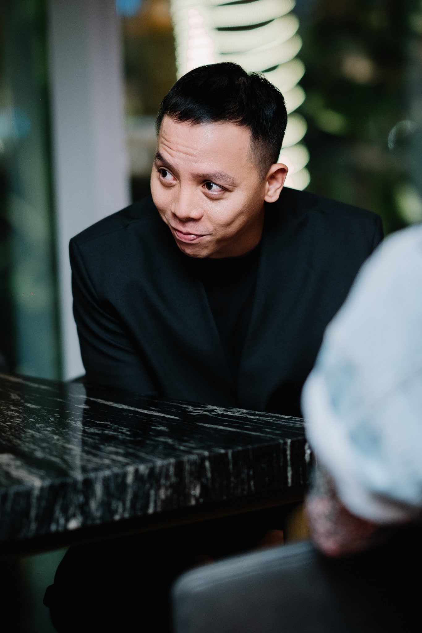 Touliver lặng lẽ xem ảnh Tóc Tiên suốt chuyến bay- Ảnh 2. Touliver lặng lẽ xem ảnh Tóc Tiên suốt chuyến bay- Ảnh 2.