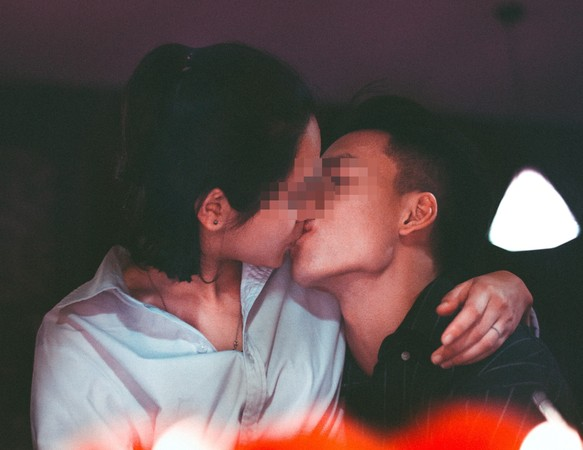 Cô gái bị viêm tai ngoài, đầu đau như búa bổ vì 1 hành động thân mật của bạn trai- Ảnh 1.