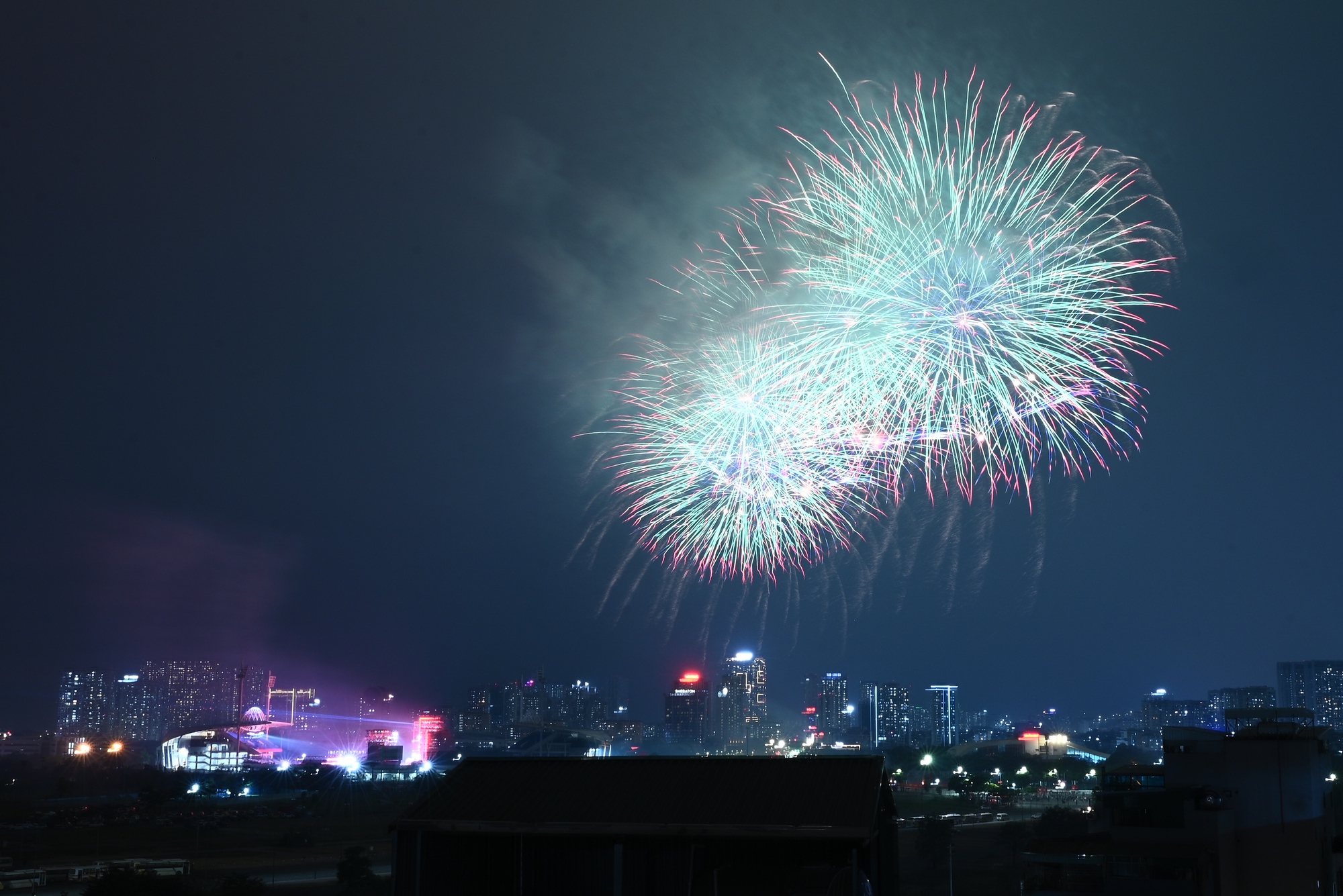 Tối 21/1, người dân Hà Nội háo hức ngắm nhìn màn trình diễn pháo hoa tổng duyệt cực mãn nhãn tại sân vận động Mỹ Đình- Ảnh 11. Tối 21/1, người dân Hà Nội háo hức ngắm nhìn màn trình diễn pháo hoa tổng duyệt cực mãn nhãn tại sân vận động Mỹ Đình- Ảnh 11.