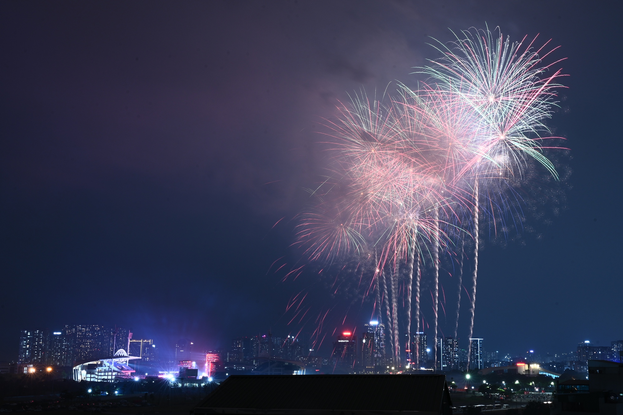 Tối 21/1, người dân Hà Nội háo hức ngắm nhìn màn trình diễn pháo hoa tổng duyệt cực mãn nhãn tại sân vận động Mỹ Đình- Ảnh 15. Tối 21/1, người dân Hà Nội háo hức ngắm nhìn màn trình diễn pháo hoa tổng duyệt cực mãn nhãn tại sân vận động Mỹ Đình- Ảnh 15.