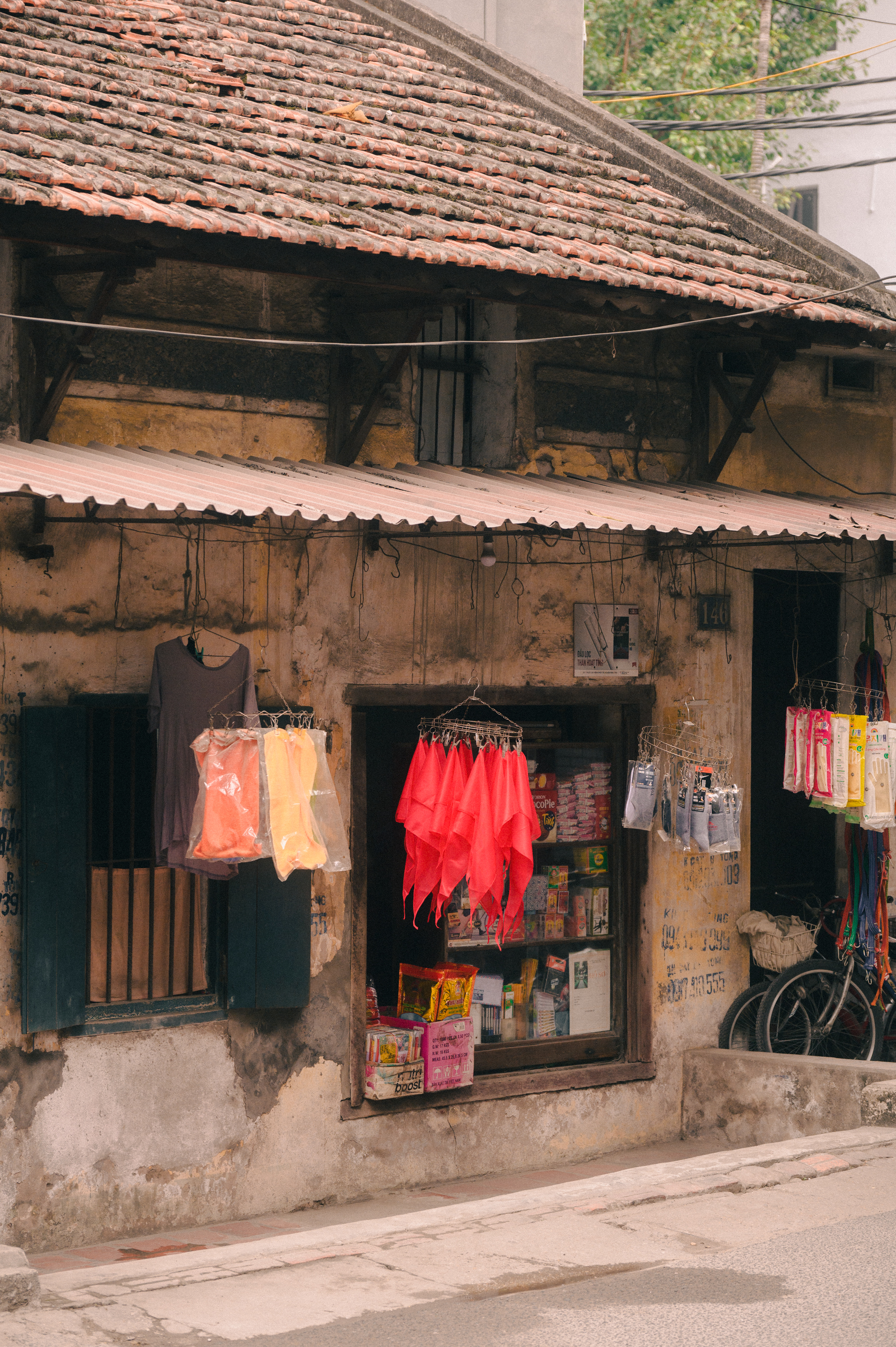 Điểm check-in lạ giữa Hà Nội: Quán tạp hóa cũ gợi cả bầu trời tuổi thơ, thái độ của bà chủ quán khi nhiều người tìm đến chụp ảnh- Ảnh 6. Điểm check-in lạ giữa Hà Nội: Quán tạp hóa cũ gợi cả bầu trời tuổi thơ, thái độ của bà chủ quán khi nhiều người tìm đến chụp ảnh- Ảnh 6.