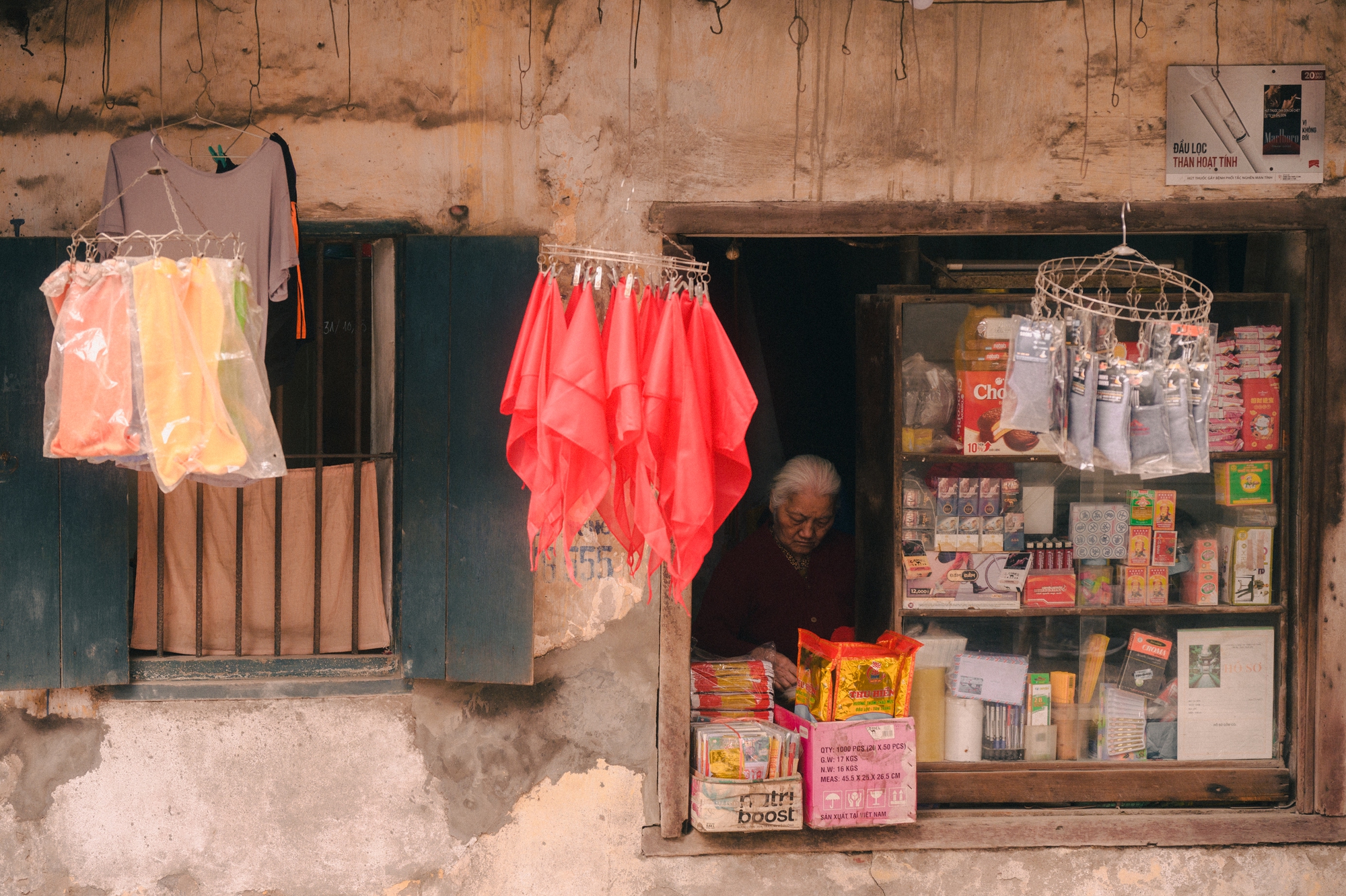 Điểm check-in lạ giữa Hà Nội: Quán tạp hóa cũ gợi cả bầu trời tuổi thơ, thái độ của bà chủ quán khi nhiều người tìm đến chụp ảnh- Ảnh 5. Điểm check-in lạ giữa Hà Nội: Quán tạp hóa cũ gợi cả bầu trời tuổi thơ, thái độ của bà chủ quán khi nhiều người tìm đến chụp ảnh- Ảnh 5.