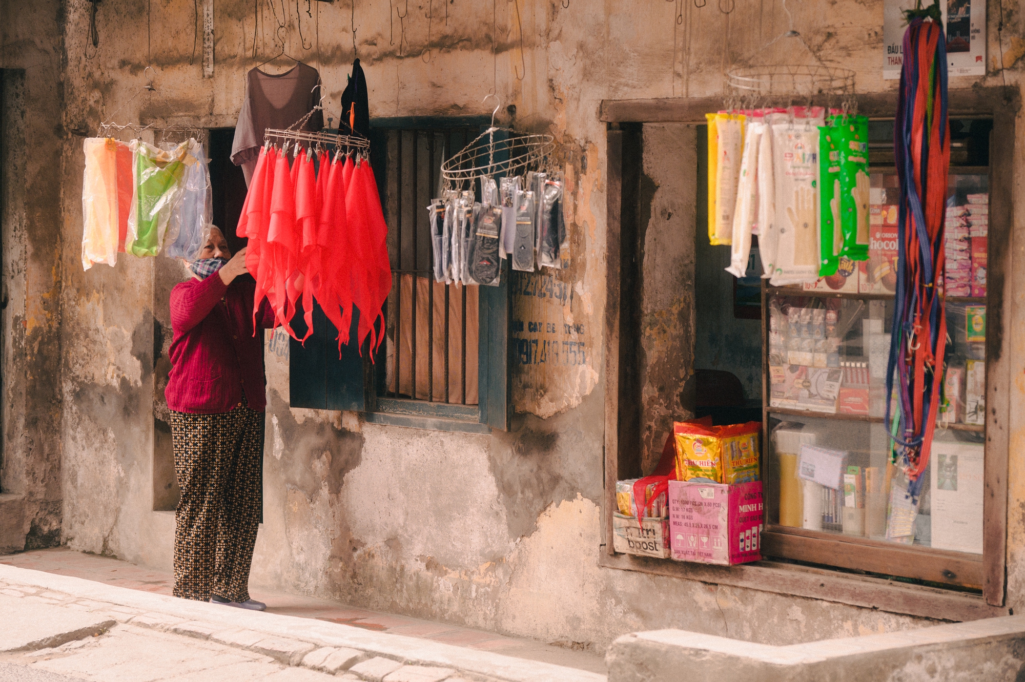 Điểm check-in lạ giữa Hà Nội: Quán tạp hóa cũ gợi cả bầu trời tuổi thơ, thái độ của bà chủ quán khi nhiều người tìm đến chụp ảnh- Ảnh 1. Điểm check-in lạ giữa Hà Nội: Quán tạp hóa cũ gợi cả bầu trời tuổi thơ, thái độ của bà chủ quán khi nhiều người tìm đến chụp ảnh- Ảnh 1.