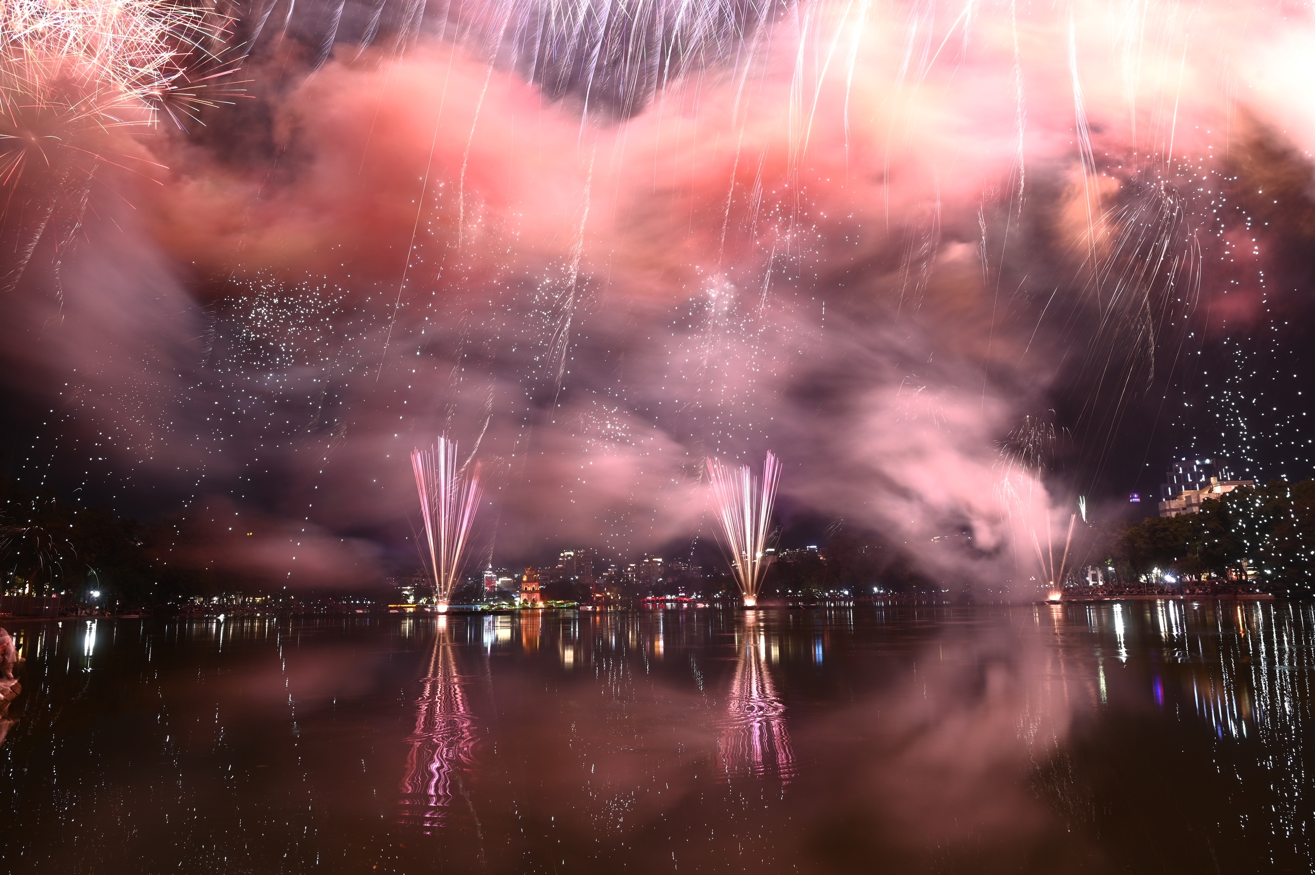 Pháo hoa Hà Nội bắn từ 23h45 đêm giao thừa: Lý do bất ngờ liên quan dãy số 2345- Ảnh 1.