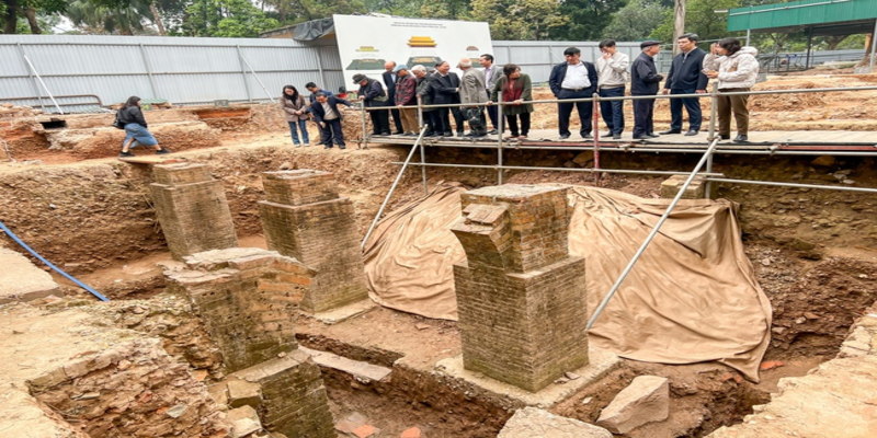 Đào đất, người dân Việt Nam đụng trúng vật hình trụ dày 4m màu vàng lạ, chuyên gia xác nhận báu vật lớn nhất lịch sử  - Ảnh 1.