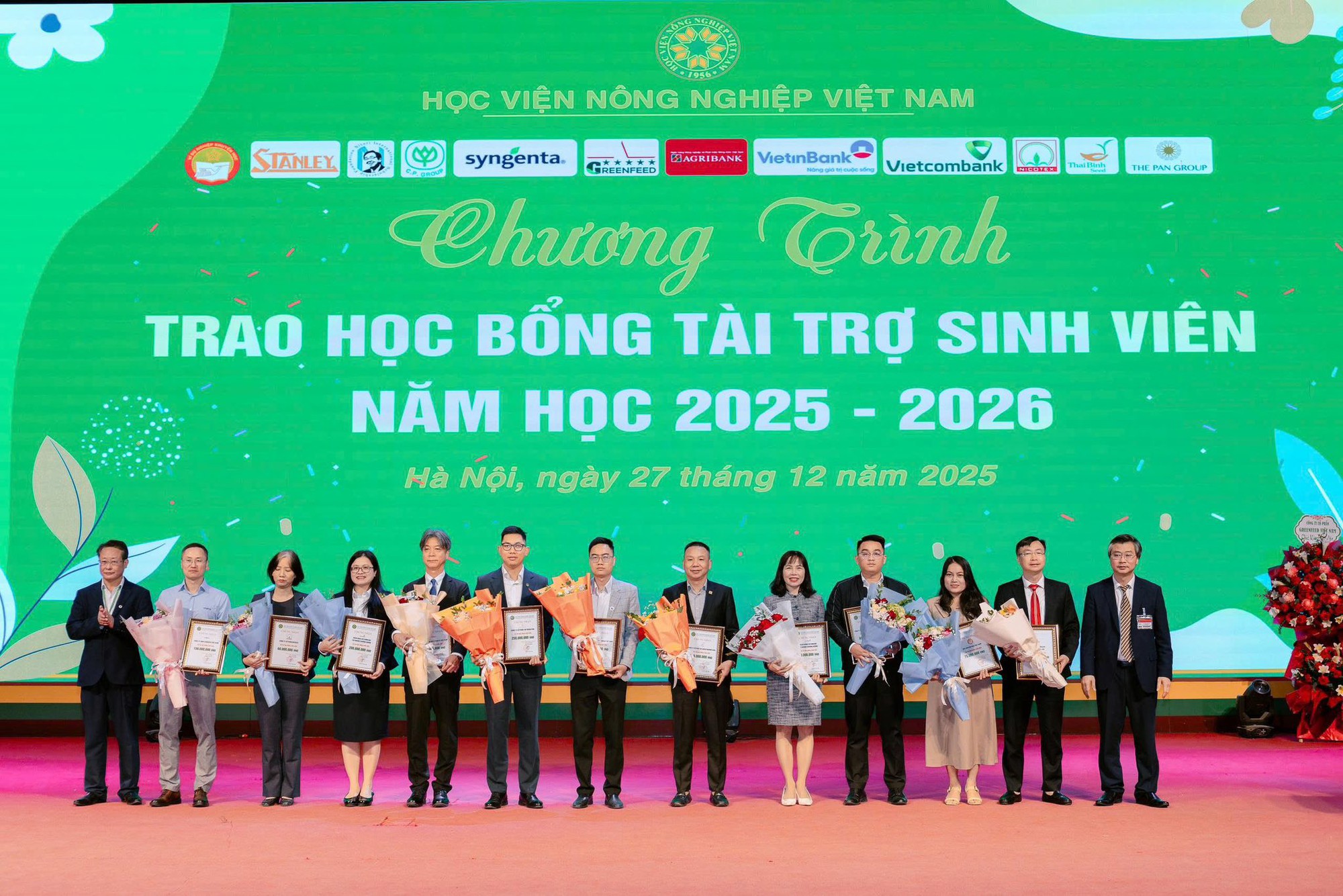 Trao khoảng 1,3 tỷ đồng học bổng cho gần 300 sinh viên Học viện Nông nghiệp Việt Nam- Ảnh 1.