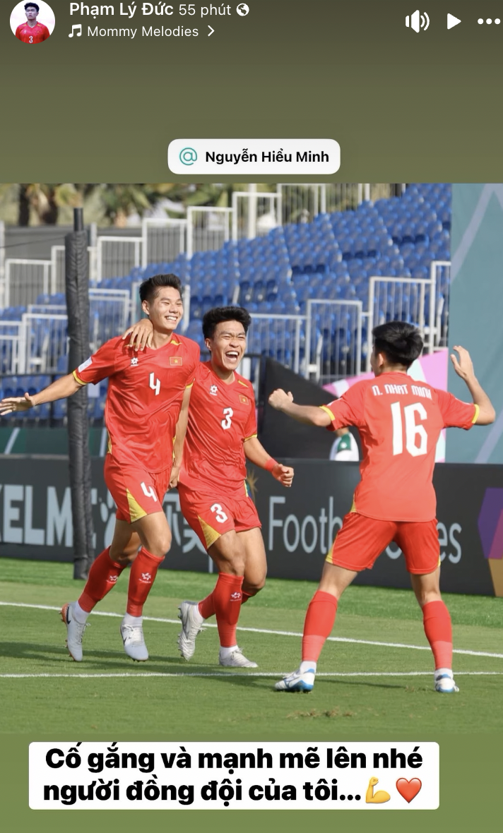 U23 Việt Nam thương nhau như thế: Ai cũng lo lắng khi Hiểu Minh chấn thương, đồng loạt cầu mong 1 điều- Ảnh 2. U23 Việt Nam thương nhau như thế: Ai cũng lo lắng khi Hiểu Minh chấn thương, đồng loạt cầu mong 1 điều- Ảnh 2.