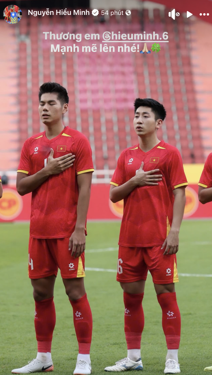 U23 Việt Nam thương nhau như thế: Ai cũng lo lắng khi Hiểu Minh chấn thương, đồng loạt cầu mong 1 điều- Ảnh 3. U23 Việt Nam thương nhau như thế: Ai cũng lo lắng khi Hiểu Minh chấn thương, đồng loạt cầu mong 1 điều- Ảnh 3.