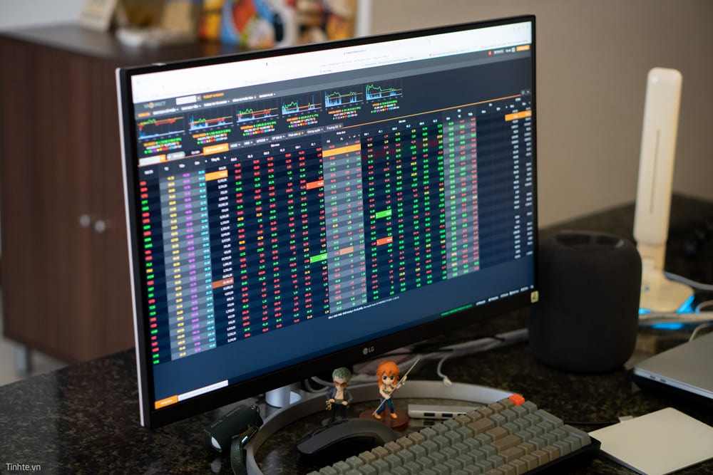 màn hình thông tin thị trường chứng khoán