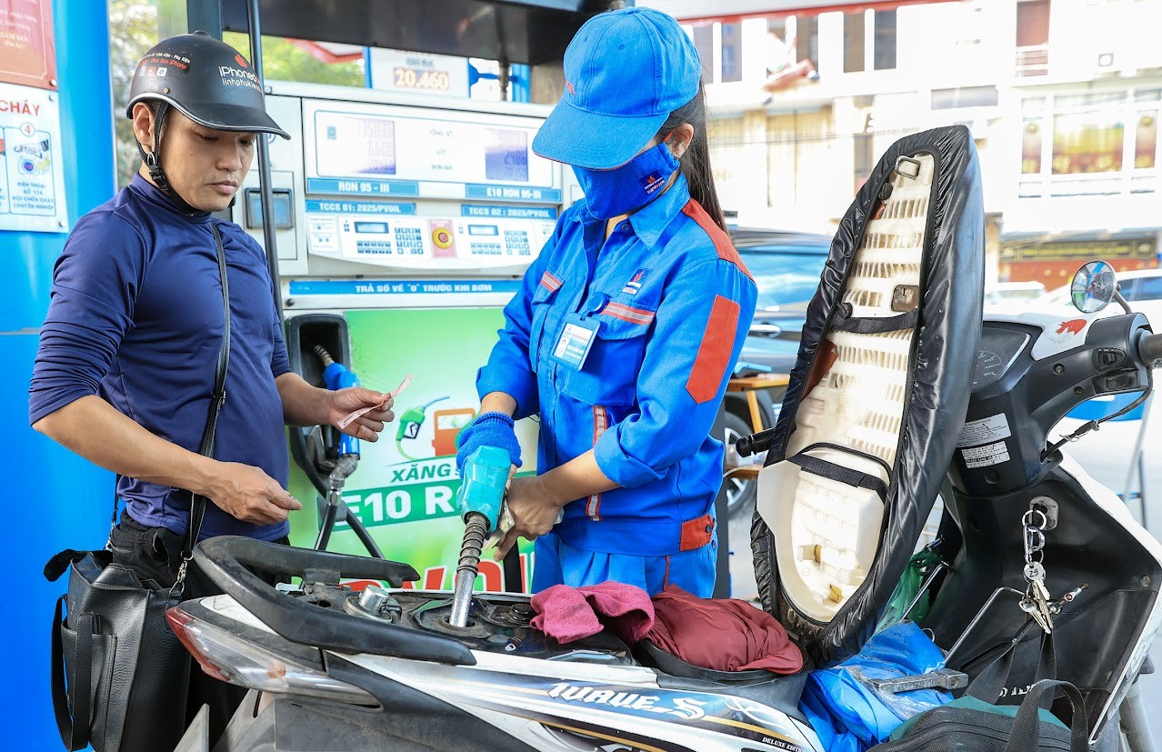 Từ 15h chiều 22/1, giá xăng dầu tăng, giảm trái chiều Từ 15h chiều 22/1, giá xăng dầu tăng, giảm trái chiều