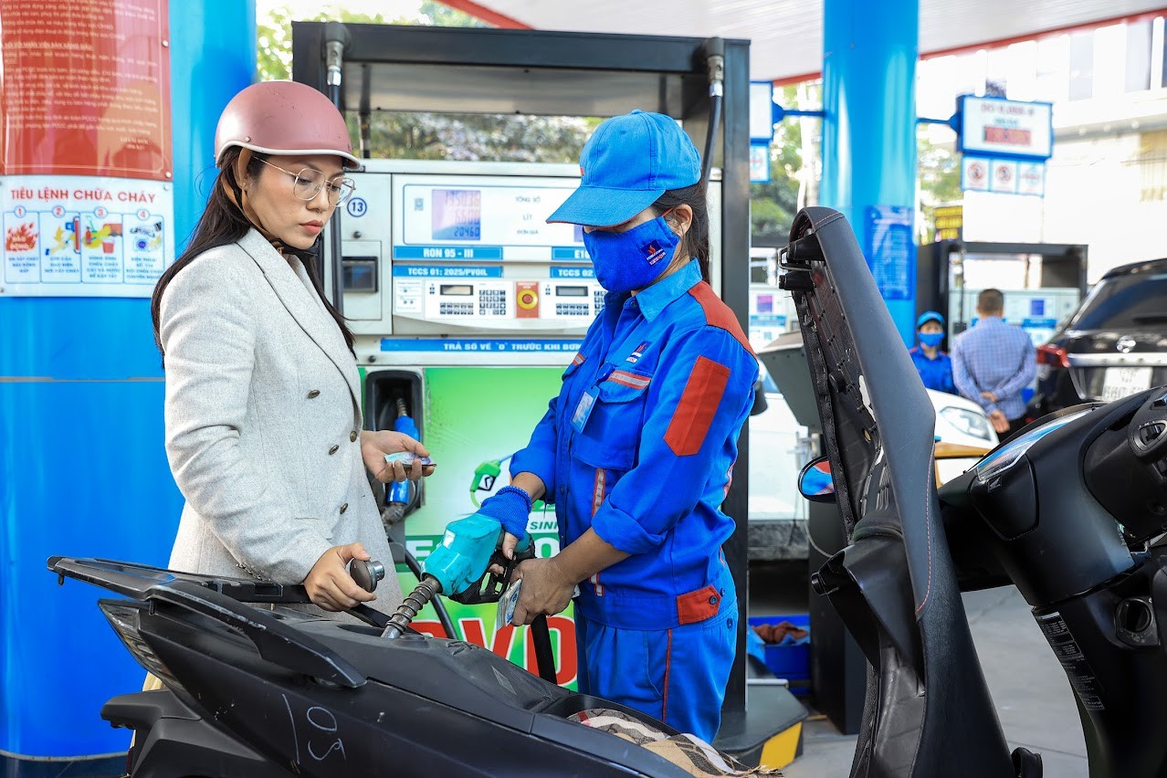 Từ 15h chiều 8/1, giá xăng giảm 357 đồng/lít