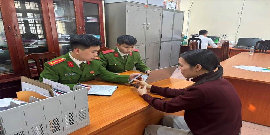 Nhận 2 tỷ đồng nhưng không có nội dung chuyển khoản: Công an điều tra người phụ nữ ở Hà Nội - Ảnh 1.