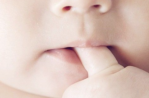 Thói quen mút ngón tay ở trẻ: Hệ lụy tiềm ẩn và cách khắc phục hiệu quả