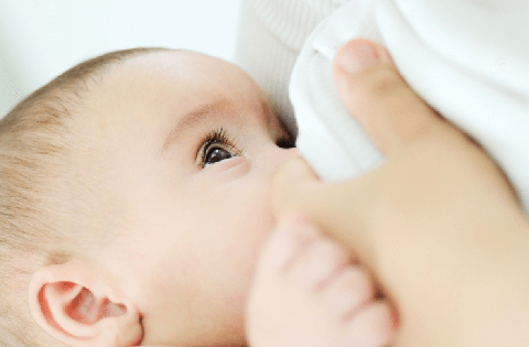 Sữa mẹ truyền vi khuẩn đường ruột có lợi cho em bé