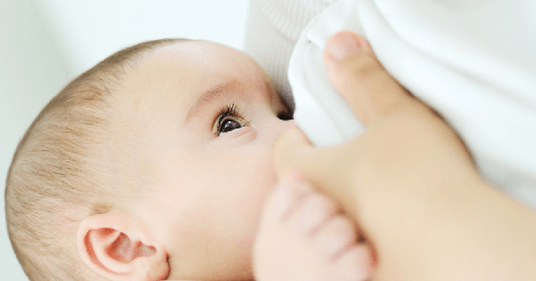 Sữa mẹ truyền vi khuẩn đường ruột có lợi cho em bé
