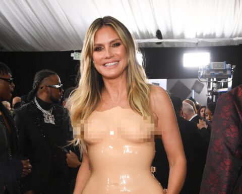 Siêu mẫu 52 tuổi gây tranh cãi với váy giả khỏa thân, đi lại không nổi tại Grammy