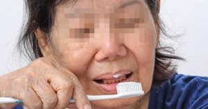 Người phụ nữ 50 tuổi nhất quyết đánh răng bằng nước muối pha loãng, 1 năm sau kết quả gây chấn động