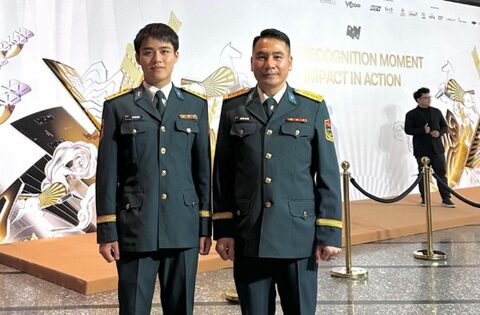 Đại tá, phi công cấp 1 Nguyễn Thế Dũng đứng cạnh Đại uý Đào Văn Bình: Phía sau bức ảnh gây bão mạng