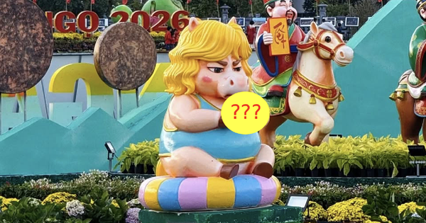 Xôn xao linh vật ngựa Tết đang trở thành ngôi sao chỉ vì “mặt cọc” và 1 thứ cầm trên tay