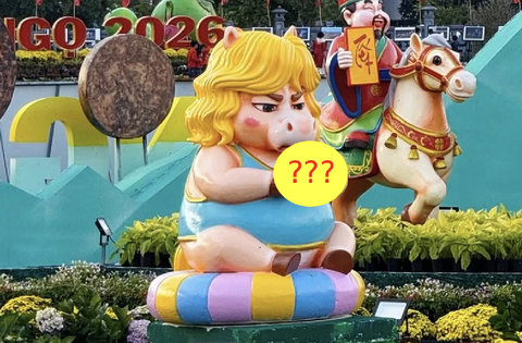 Xôn xao linh vật ngựa Tết đang trở thành ngôi sao chỉ vì “mặt cọc” và 1 thứ cầm trên tay