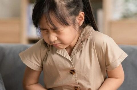 Cách xử trí khi trẻ bị đau bụng, nôn ói tại nhà