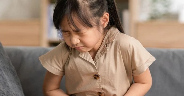 Cách xử trí khi trẻ bị đau bụng, nôn ói tại nhà