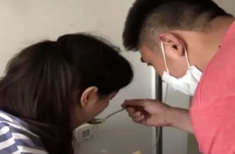 Cô gái 23 tuổi suy thận giai đoạn cuối kết hôn cùng bạn trai cùng phòng bệnh, tái khám kết quả gây bất ngờ