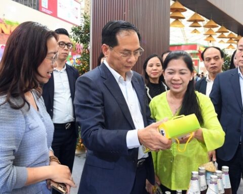 Phó Thủ tướng Bùi Thanh Sơn thăm quan, trải nghiệm sản phẩm tại Hội chợ Mùa Xuân 2026