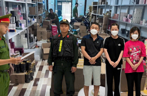 Các tổ công tác đồng loạt khám xét nhiều kho hàng, bắt giữ bà chủ Lê Thị Kim Tuyến và 3 người