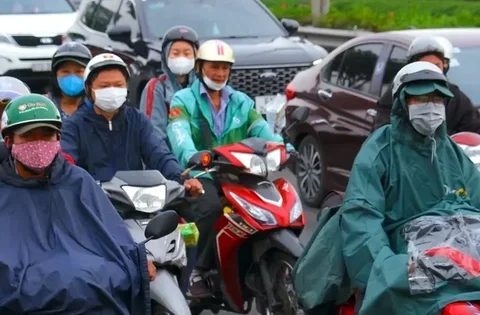 Cửa ngõ TPHCM chật kín người về quê đón Tết trong mưa trái mùa