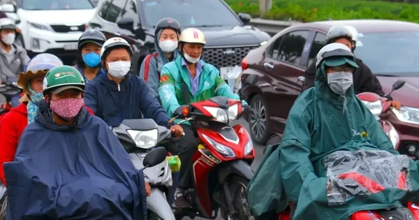 Cửa ngõ TPHCM chật kín người về quê đón Tết trong mưa trái mùa