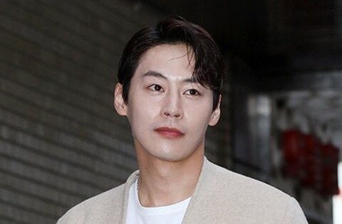 Bài đăng cuối cùng đầy ám ảnh của nam thần Cười Lên Dong Hae trước khi đột ngột qua đời