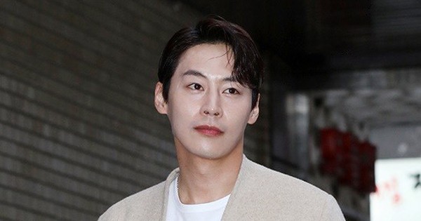 Bài đăng cuối cùng đầy ám ảnh của nam thần Cười Lên Dong Hae trước khi đột ngột qua đời