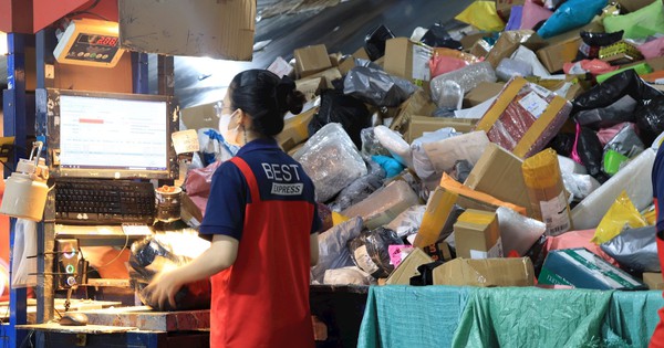 Bên trong một trung tâm giao nhận ngày giáp Tết: nhân viên “bơi” trong biển hàng hóa, băng chuyền phân loại tự động hàng hóa tốc độ 2 mili giây