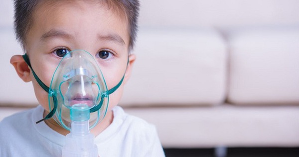 Trẻ bị viêm phế quản: Cha mẹ cần làm gì để phòng tránh biến chứng nguy hiểm?