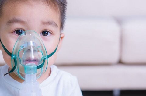 Trẻ bị viêm phế quản: Cha mẹ cần làm gì để phòng tránh biến chứng nguy hiểm?