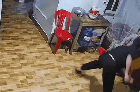 Xôn xao đoạn clip con trai đánh mẹ gãy tay tối mùng 3 Tết