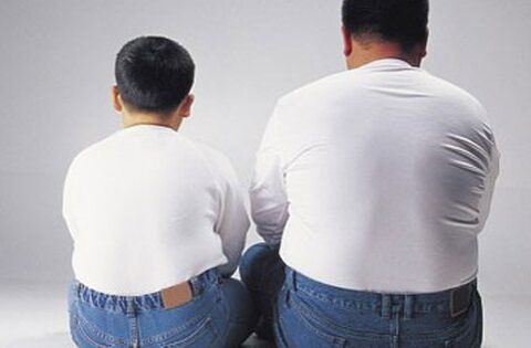 Có nên dừng hẳn việc cho trẻ uống sữa để giảm cân không?