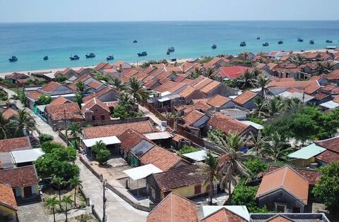 Độc đáo ngôi làng ‘100% nhà lợp mái đỏ’ bên biển Đắk Lắk