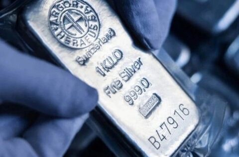 Thế lực nắm hơn 15.000 tấn bạc liên tục bán ra ở thời điểm nhạy cảm