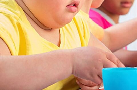 Bé 5 tuổi béo phì có nên giảm ăn, bỏ bữa sáng không?