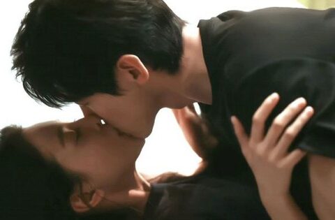 Tại sao phụ nữ KHÔNG NÊN làm “chuyện ấy” khi đang có kinh nguyệt? 5 nguy hiểm rình rập được bác sĩ chỉ đích danh