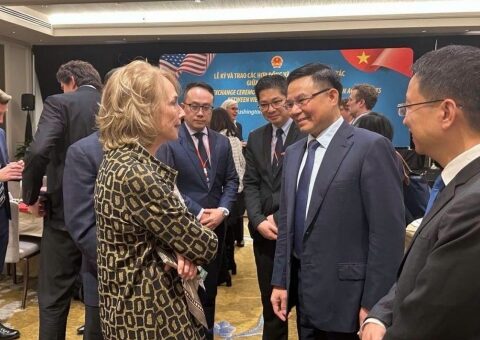 Quyền Bộ trưởng Bộ Công thương trao đổi với Giám đốc cơ quan Thương mại quốc tế Hoa Kỳ và Phó Chủ tịch AmCham