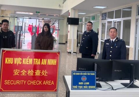 Thông quan hơn 300 xe hàng và 18.700 lượt hành khách qua cửa khẩu Lạng Sơn ngày mùng 4 Tết