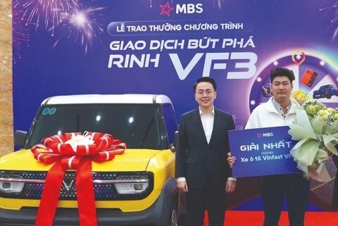 Khách hàng bay 2.000 km nhận xế hộp, tung ưu đãi “All-in-one”
