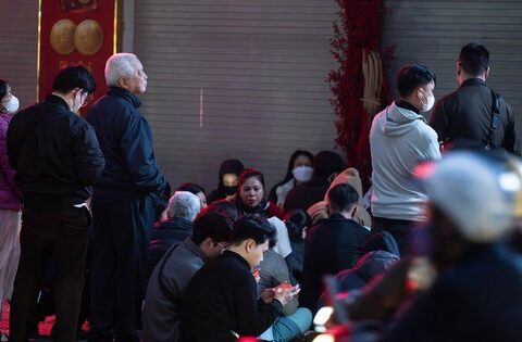 Cảnh tượng khó tin lúc 3h sáng trên phố Cầu Giấy trước ngày Vía Thần tài