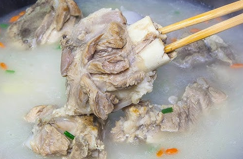 4 loại canh “phá thận” nếu uống nhiều, bác sĩ nhấn mạnh loại đầu tiên có thể gây suy thận, ngưng tim nhanh chóng