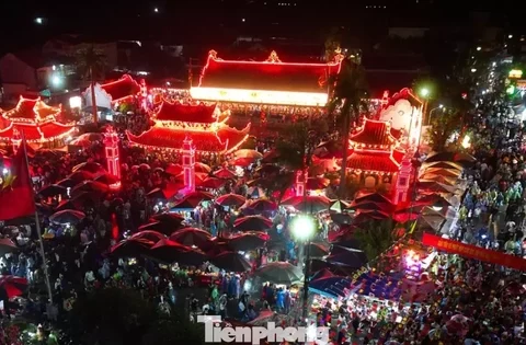 Hàng vạn người ‘mua may, bán rủi’ xuyên đêm tại phiên chợ lớn nhất Bắc Bộ