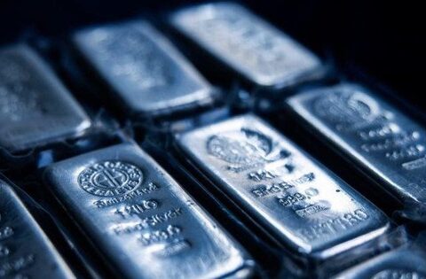 Quỹ bạc lớn nhất thế giới bất ngờ mua hơn 300 tấn trong 1 ngày