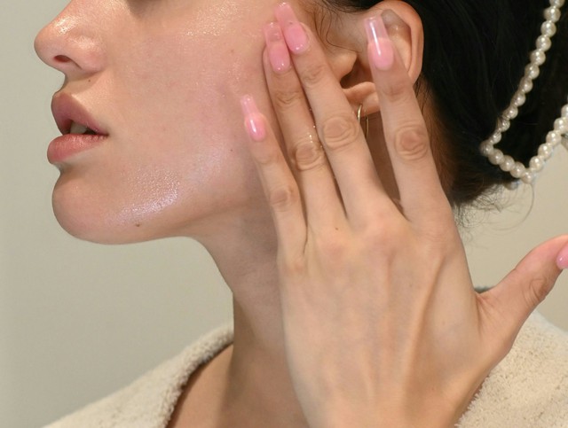 Nhiều phụ nữ soi gương sau 30 giật mình vì da sạm dần:3 nguyên nhân khiến làn da thiếu sức sống dù chăm dưỡng đều- Ảnh 1.